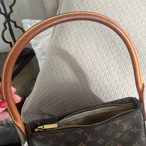 Authentic Louis Vuitton Monogram Looping MM Shoulder Bag. - Picture 11 of 14